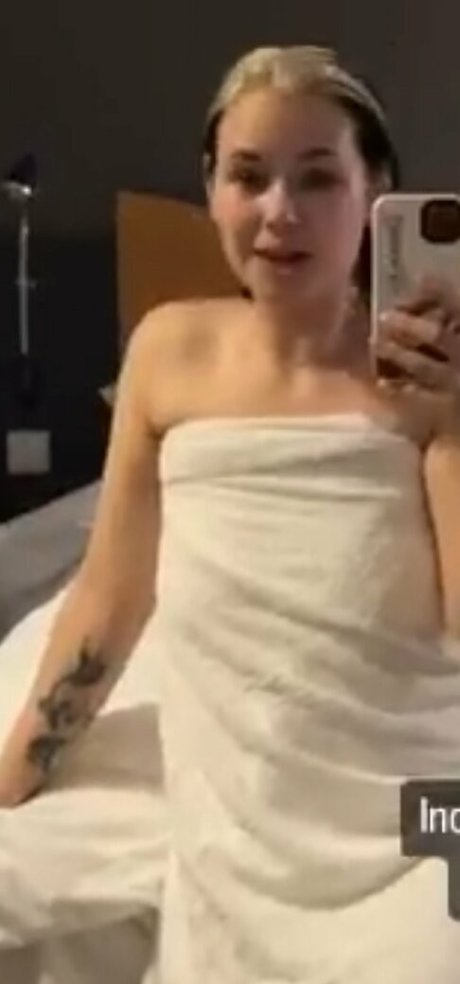 Dog Biscuits modèle nu photo