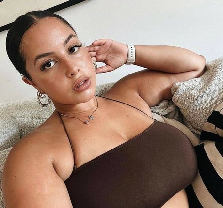 infirmière brune onlyfans sexy des photos