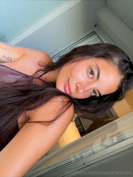 Itscarohub modèle nu photo