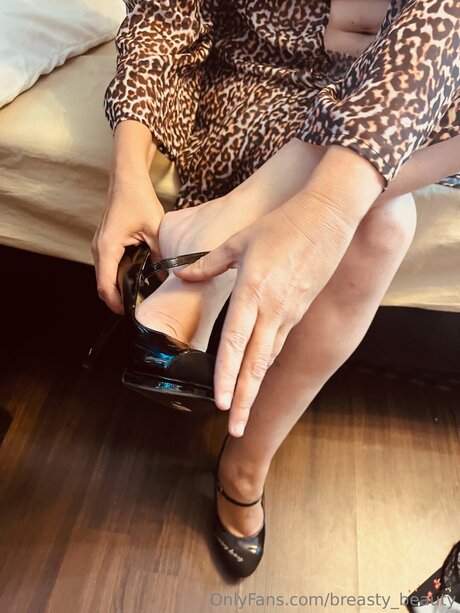 Breasty Beauty actrice érotique img