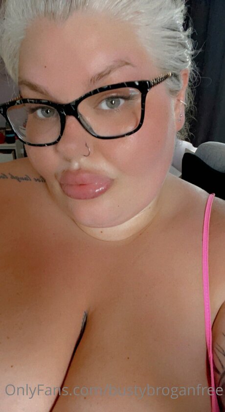 Bustybroganfree modèles nus des photos