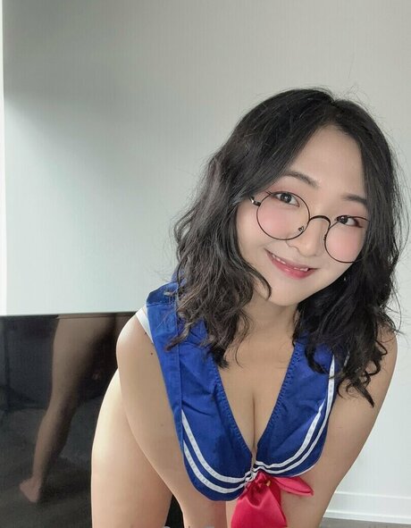 Aroomi Kim star du porno de haute qualité photo