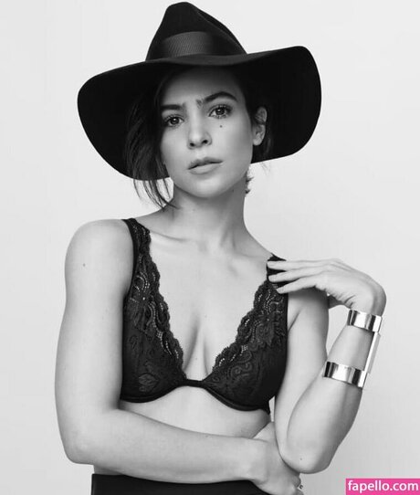 Agustina Cherri star érotique galerie