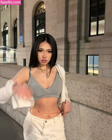 blonde aux gros seins onlyfans nu chaud image