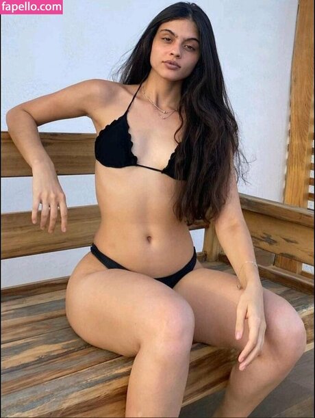 Menina Veneno étoile nue galerie