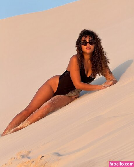 Giovanna Pitel haut modèle des photos