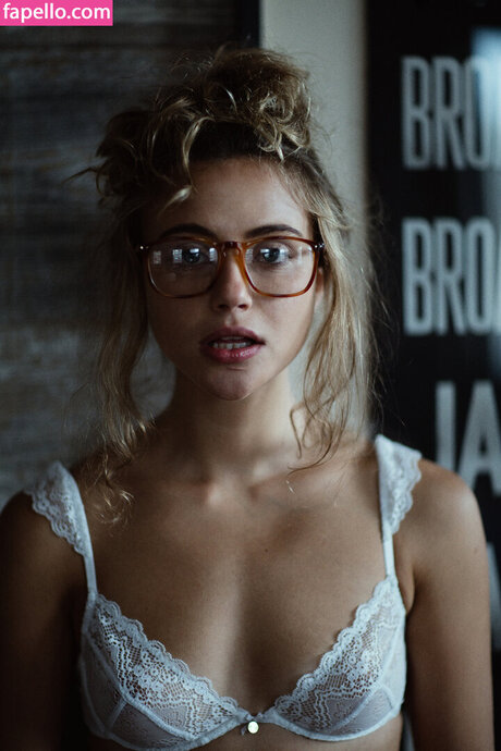 Charlotte Mckee modèle nu collection