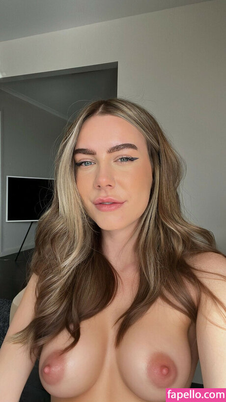 blonde au gros cul onlyfans érotique en haute qualité img