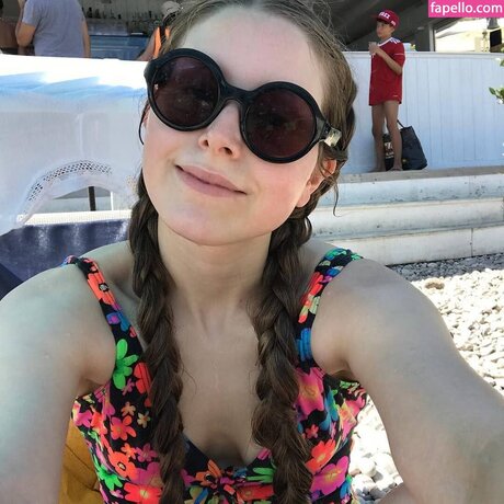 Jessie Cave star du porno de haute qualité image