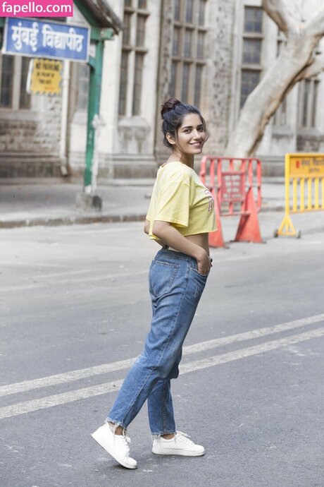 Ruhani Sharma actrice hd img