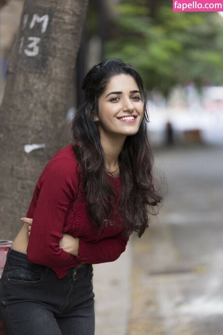 Ruhani Sharma star du porno parfaite image