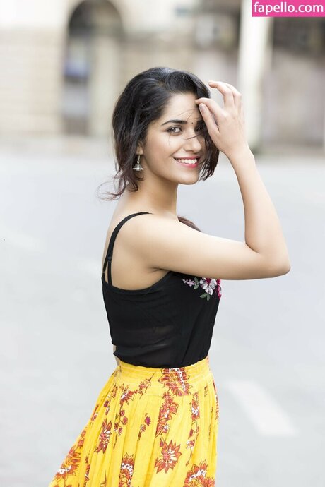 Ruhani Sharma actrice érotique galeries