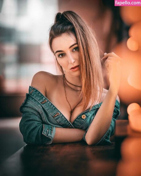 Larissa Schmiederer modèle artistique galerie