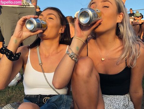 chaton courbé onlyfans nu de haute qualité img