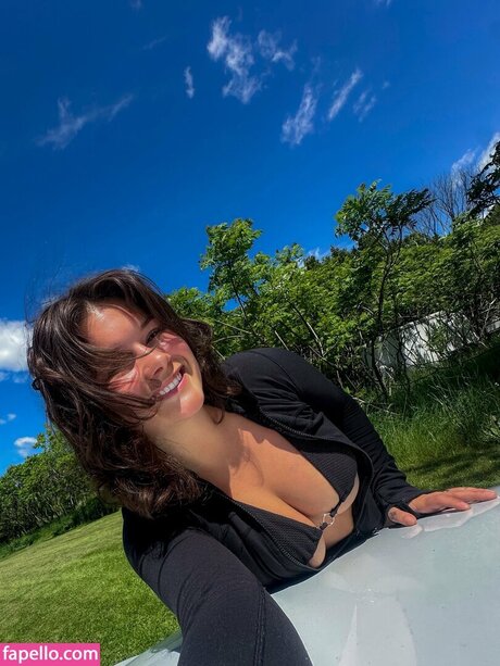 milf aux cheveux noirs onlyfans belle hd photo