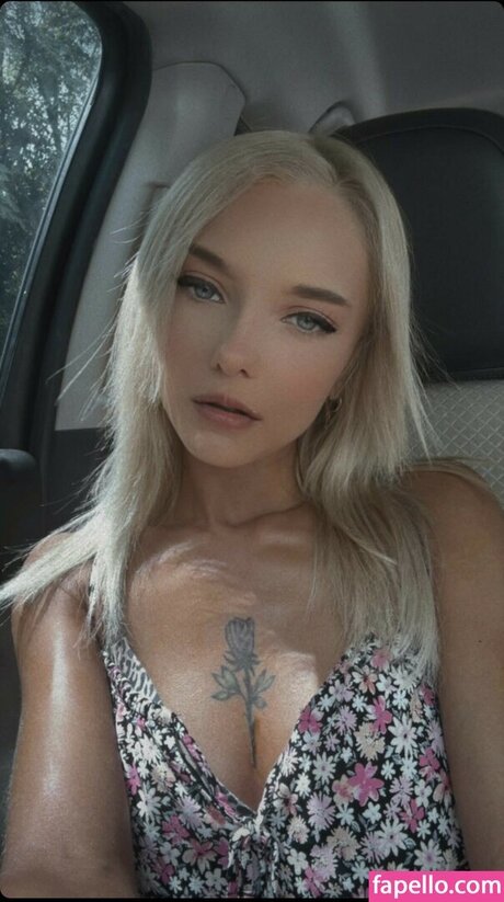 Kelly Lyn modèle porno collection