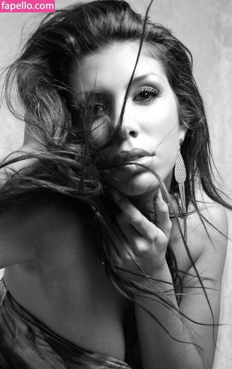 Silvia Sicilia star du porno de haute qualité galerie