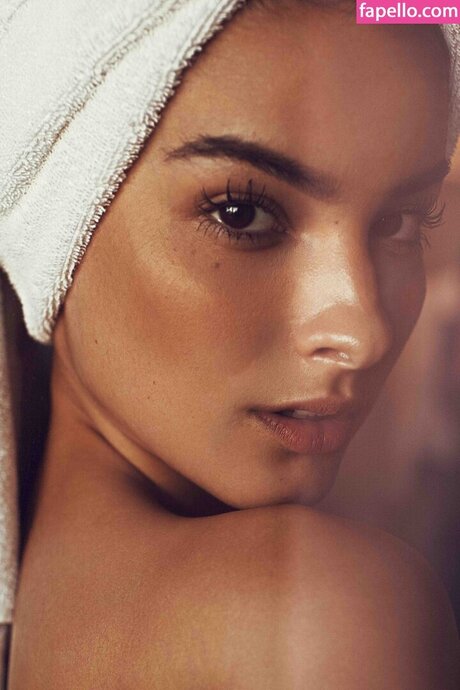 Cami Romero top star des photos