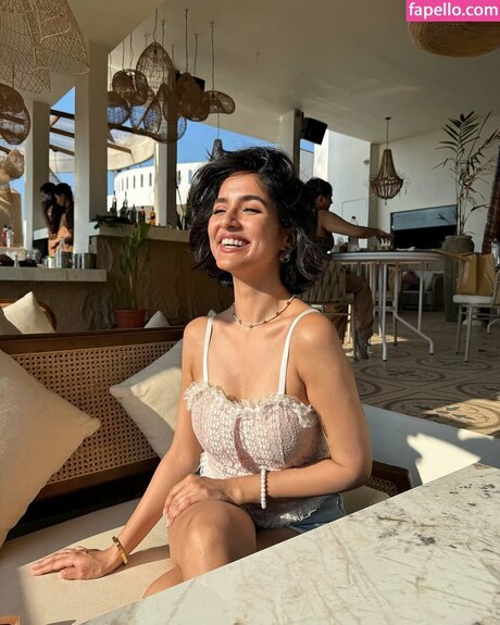 Ojasvi Sharma star du porno de haute qualité image