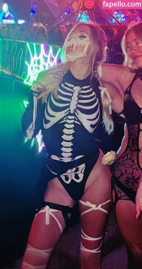 Caroline Ambrose modèle érotique image