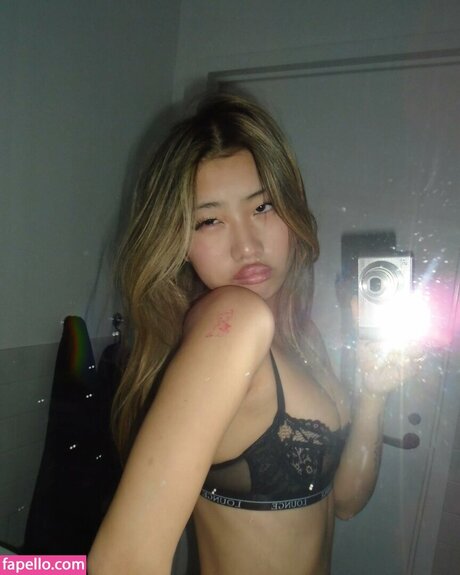 Piper Hana modèle porno collection