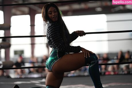 Kaci Lennox nus star du porno collection