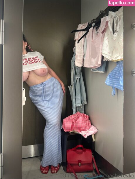 éjacule sur la langue onlyfans hd image