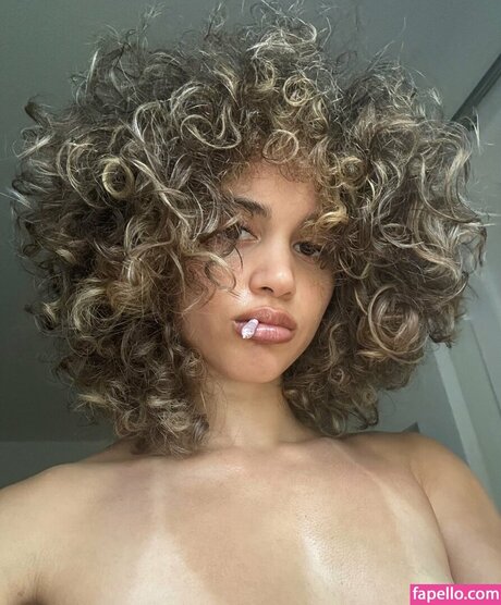 Maleigh Zan modèle nu des photos