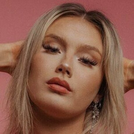 Nikoline Fray star du porno en haute qualité des photos