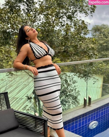 Nikita Sharma modèle porno galerie