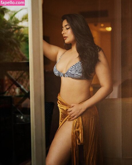 Nikita Sharma star du porno parfaite des photos