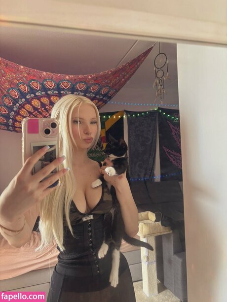 pikkukiiaaa modèle érotique img