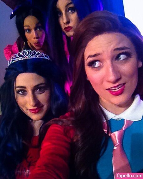 fille courbée dà côté onlyfans pornographique exclusif des photos