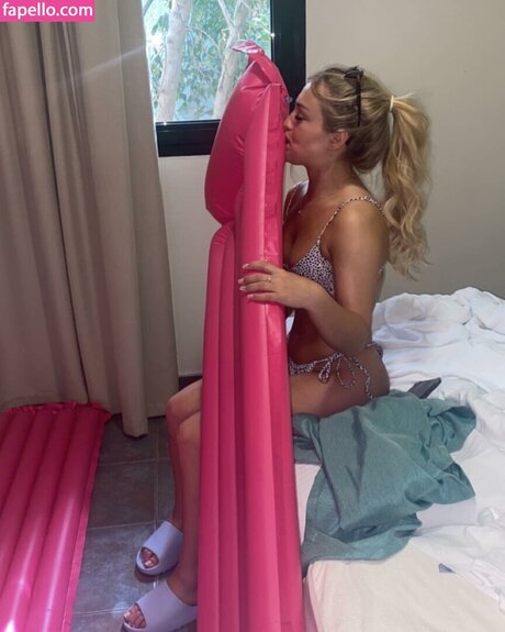 seins huilés onlyfans adulte érotique image