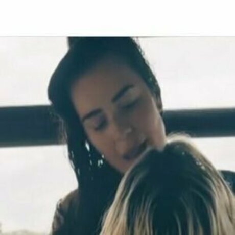 Louisa34xx modèle pornographique image