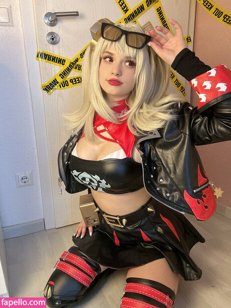 blonde aux gros seins onlyfans chaud belle img