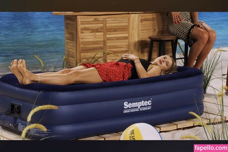 Pearl Tv Upskirt actrice libre img