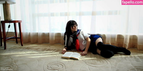 fille courbée dà côté onlyfans meilleur gratuit img