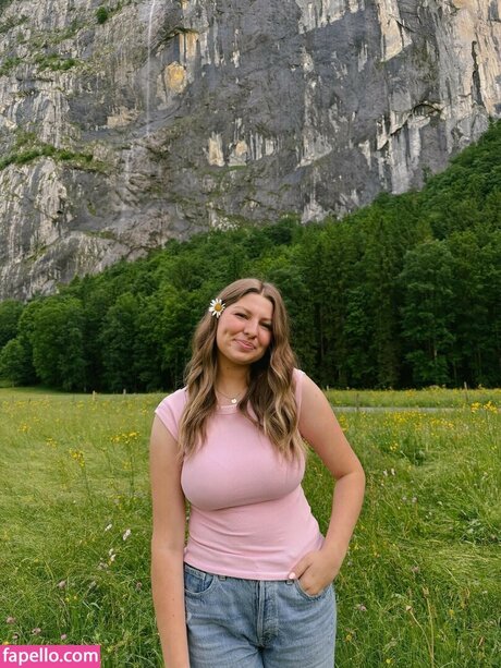 Hailey Johnson modèle hd photos