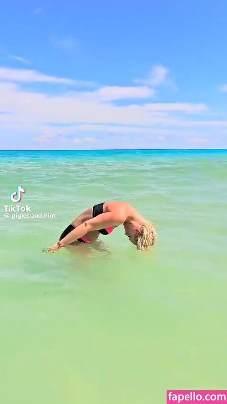 Piglet And Him star pornographique img