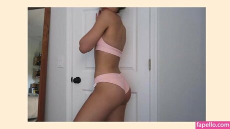 Hannah Meloche étoile exclusive des photos