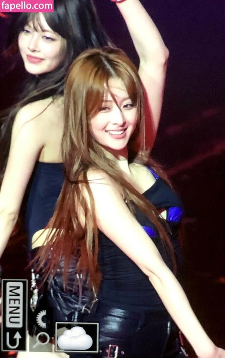 Huh Yunjin_ étoile adulte images