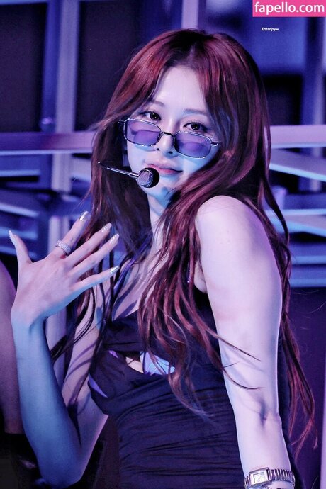 Huh Yunjin_ étoile de l'art images