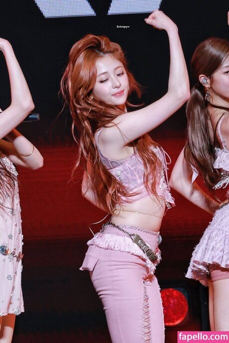 Huh Yunjin_ haut modèle photo