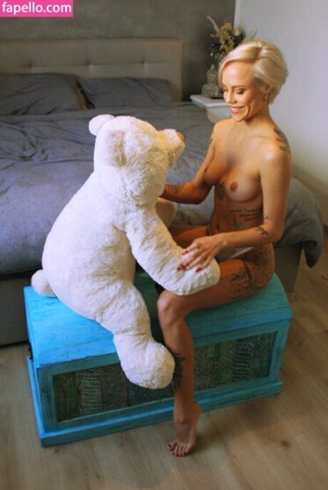 Miri Be mannequin photo