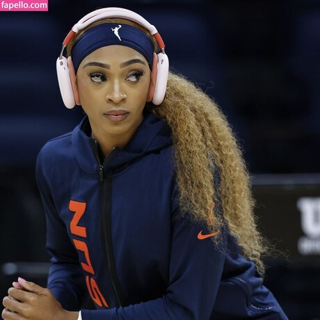 Dijonai Carrington top star archive