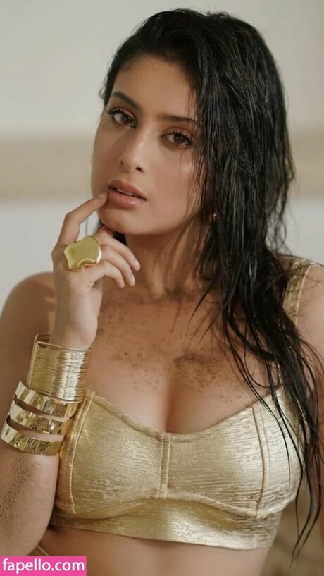 Isha Malviya modèle gratuit archive