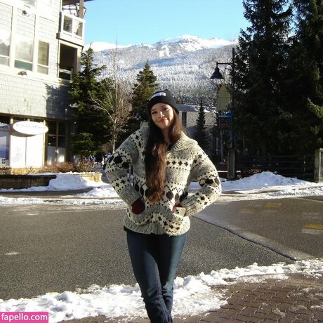 Malia Baker étoile nue img