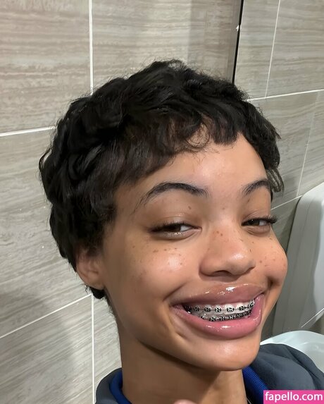 Kimaya nichelle modèle de haute qualité photo