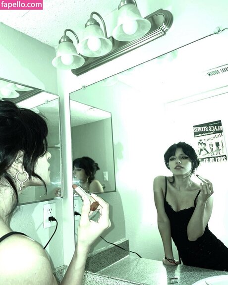 Violent Vira modèle sexy galerie